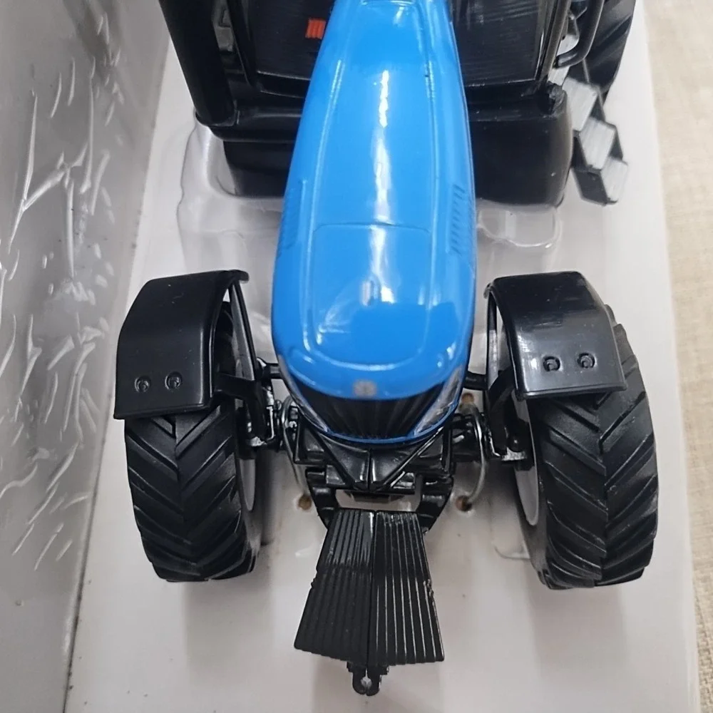 1:32 Scale Ertl Diecast Britains New Holland TG305 Blue Tractor New in Box